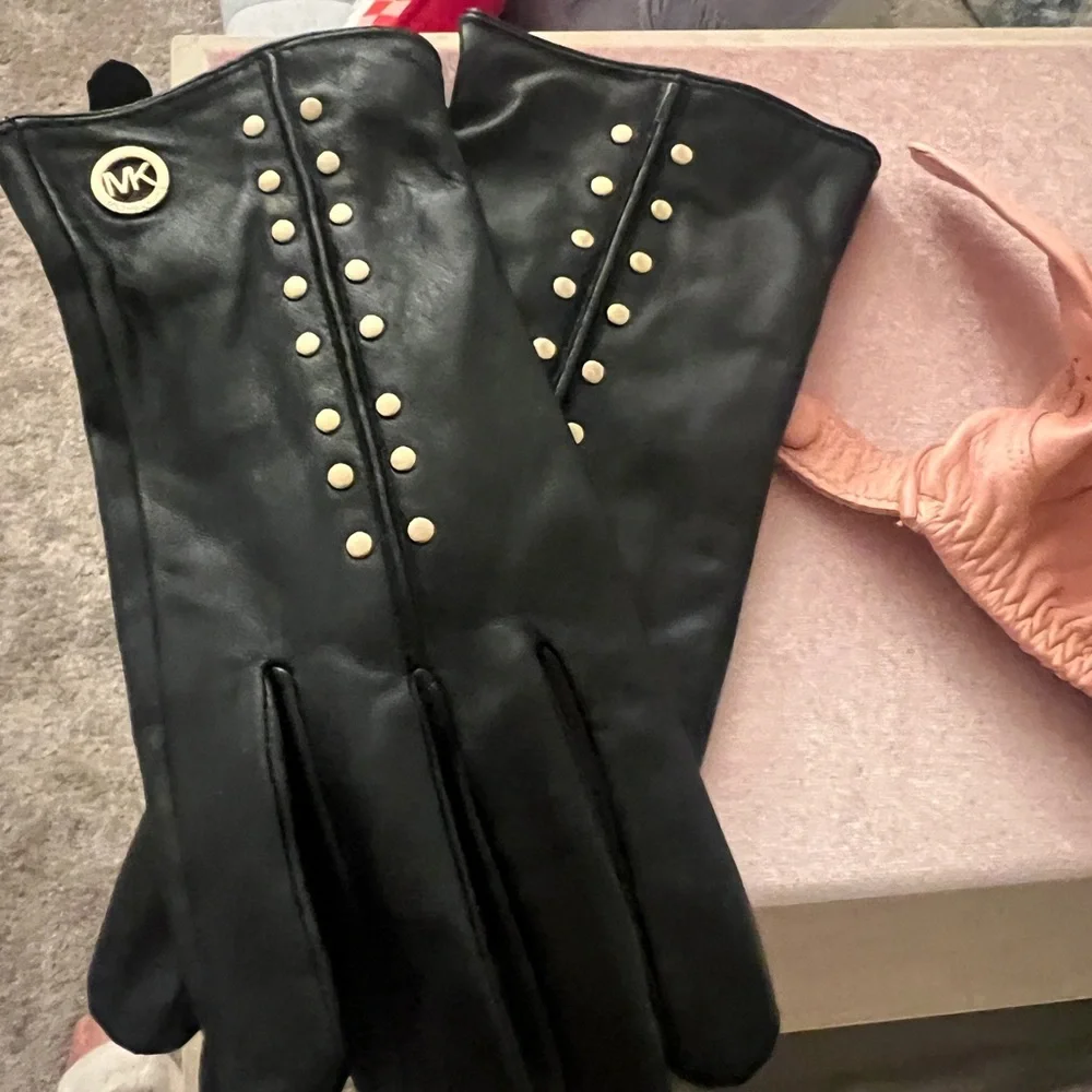 Michael KORS brand new Black leather Gloves with Gold Accents - Picture 7 of 7